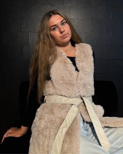 Naiste beež karvane kunstnahast vööga vest