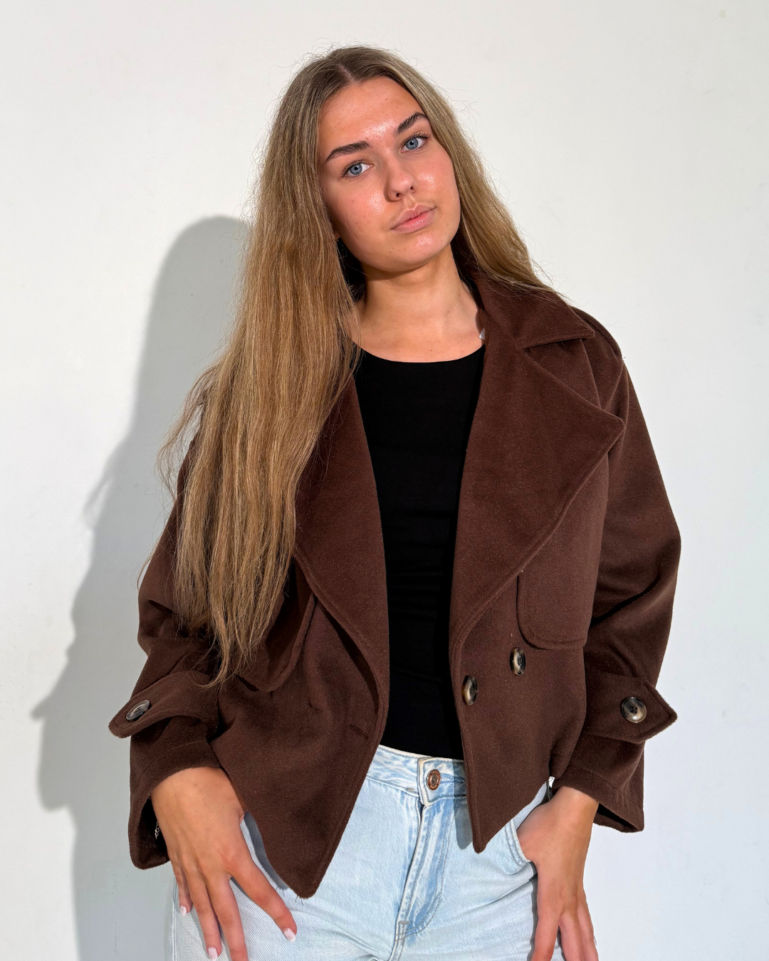 Naiste tumepruun lühike jakk