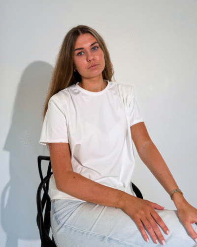 Naiste valge õlapehmendustega t-särk