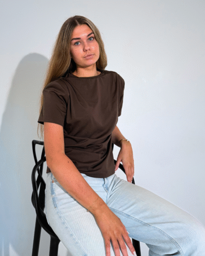 Naiste pruun õlapehmendustega t-särk