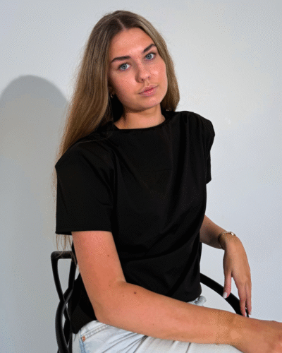 Naiste must õlapehmendustega t-särk