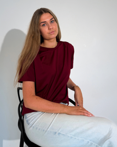 Naiste punane õlapehmendustega t-särk