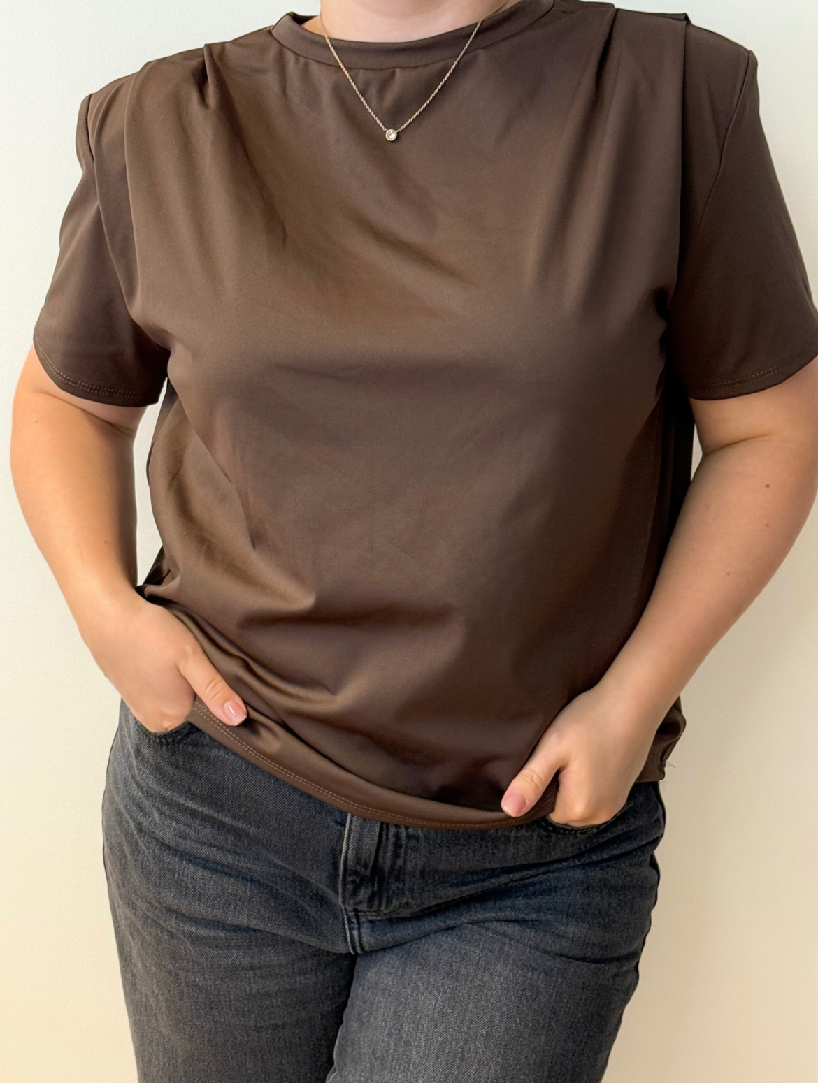 Pruun t-särk õlapehmendusega