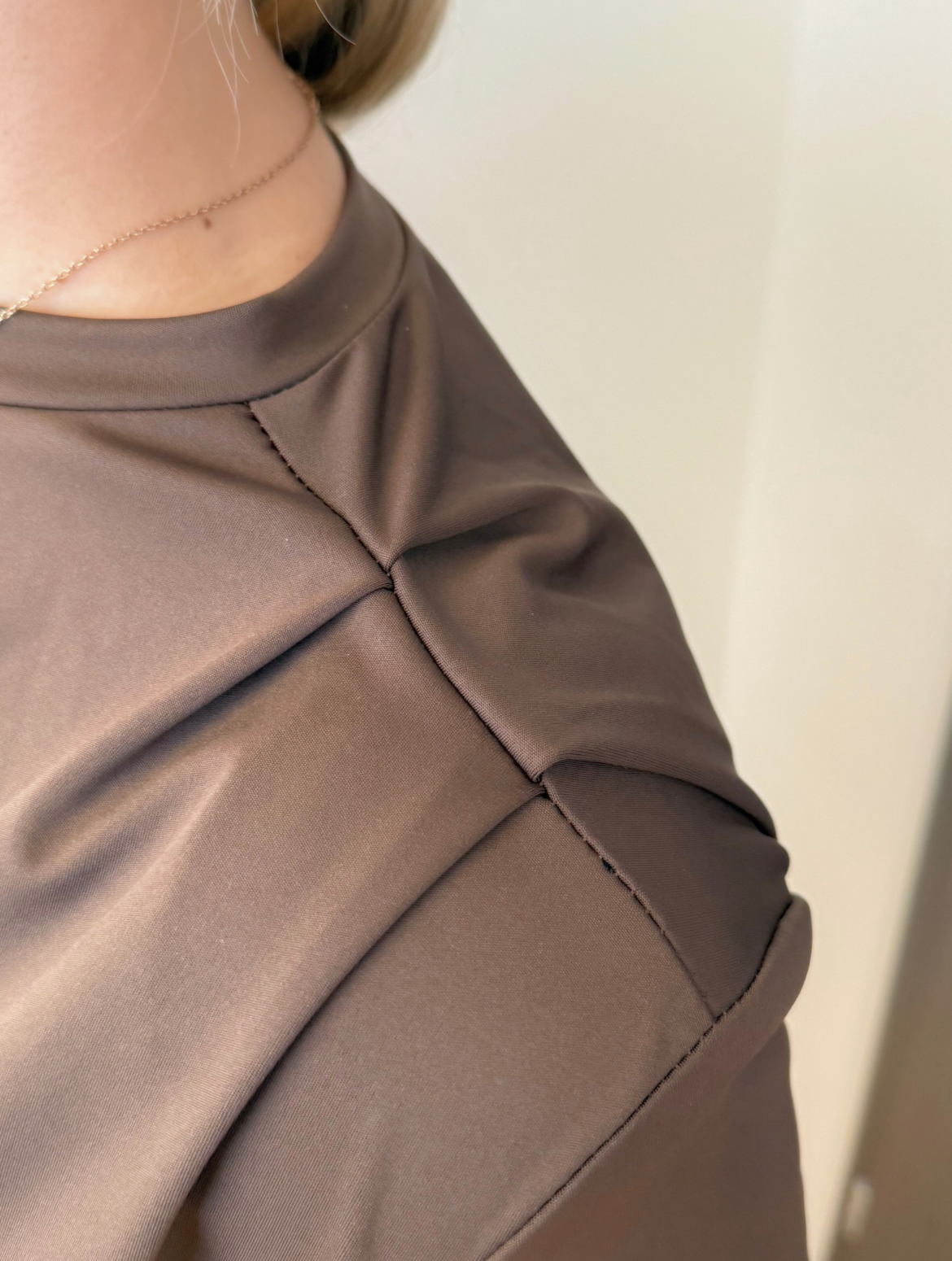 Pruun t-särk õlapehmendusega - Image 2