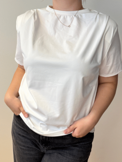 Valge t-särk õlapehmendusega