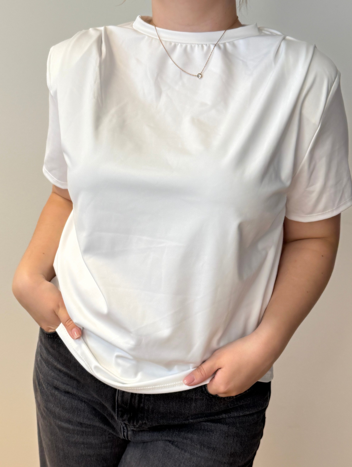 Valge t-särk õlapehmendusega