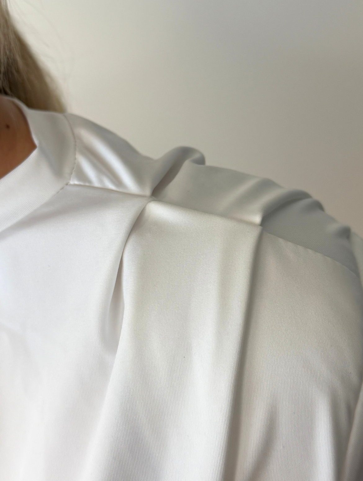 Valge t-särk õlapehmendusega - Image 2