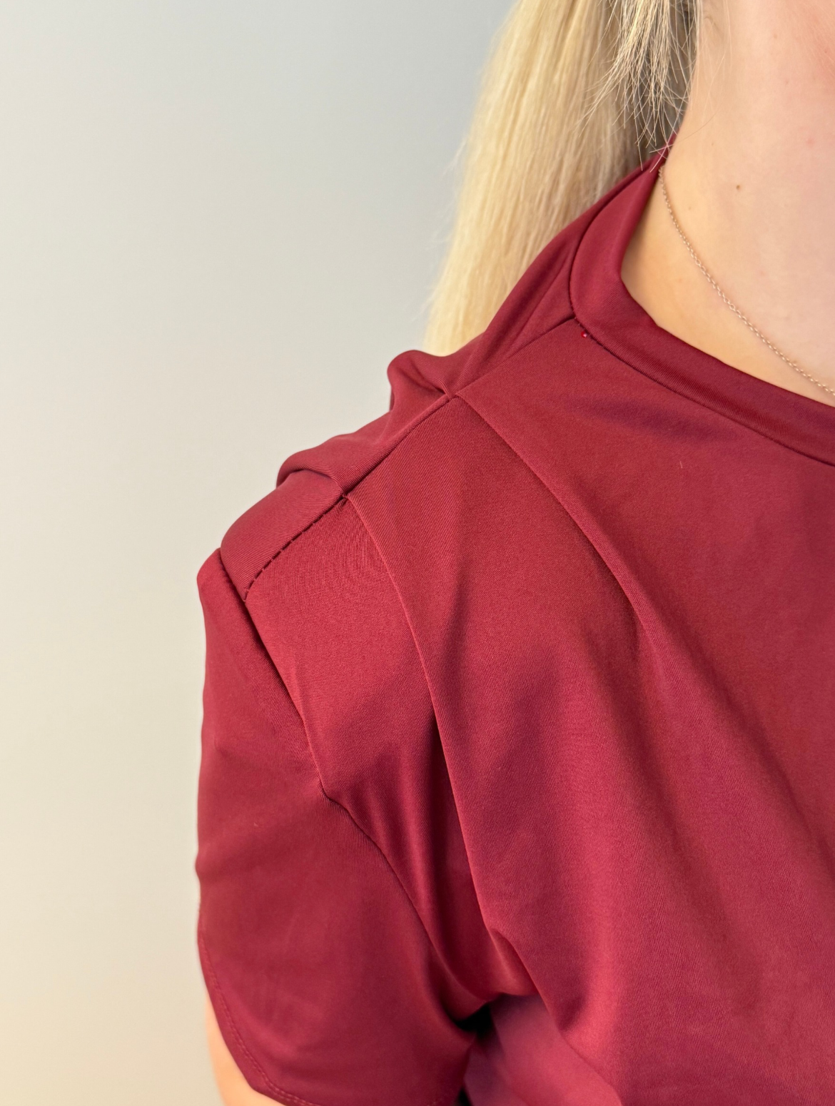 Punane t-särk õlapehmendusega - Image 2