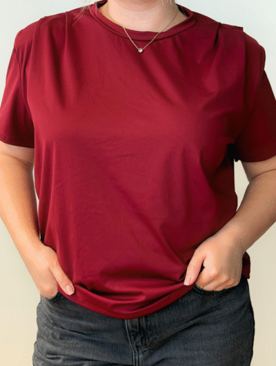 Punane t-särk õlapehmendusega