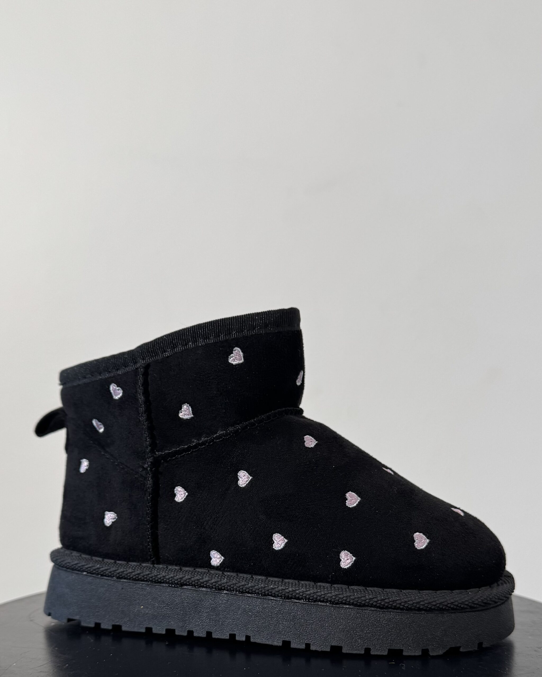 Tüdrukute UGG-stiilis mustad südametega jalanõud