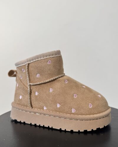 Tüdrukute UGG-stiilis beežid südametega jalanõud