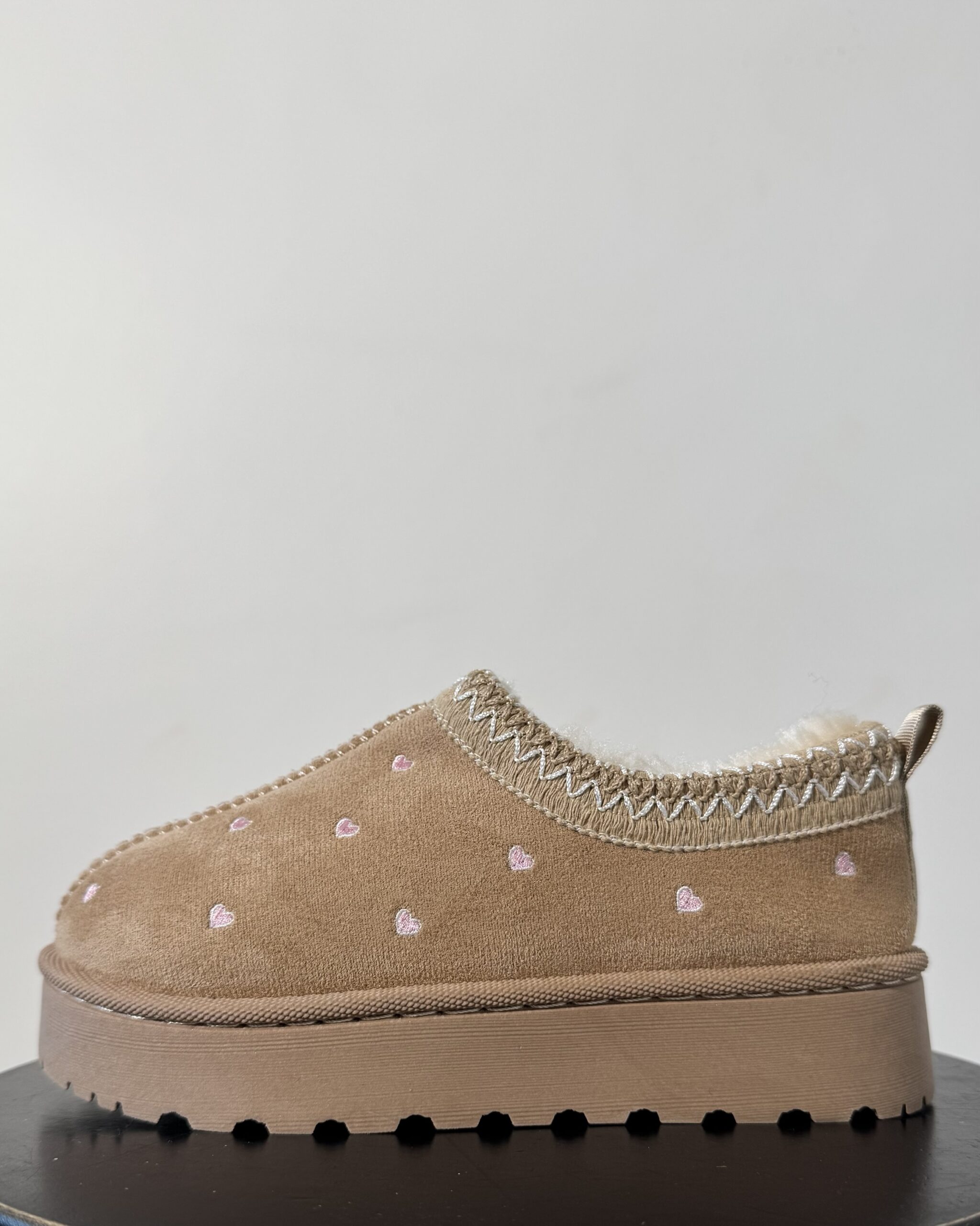 Tüdrukute helebeežid südametega UGG-stiilis jalanõud