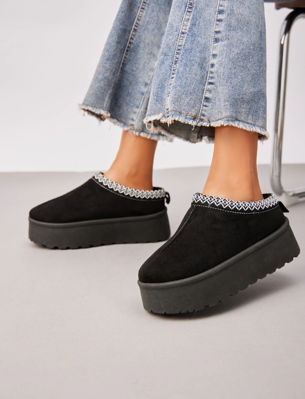 Mustad UGG-stiilis jalanõud