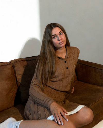 Naiste pruun kampsuni ja seeliku komplekt